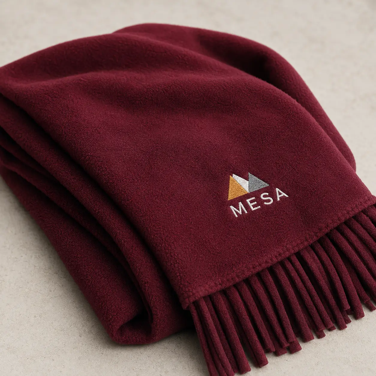 Bordo polar şal üzerinde kurgusal logo nakış örneği
