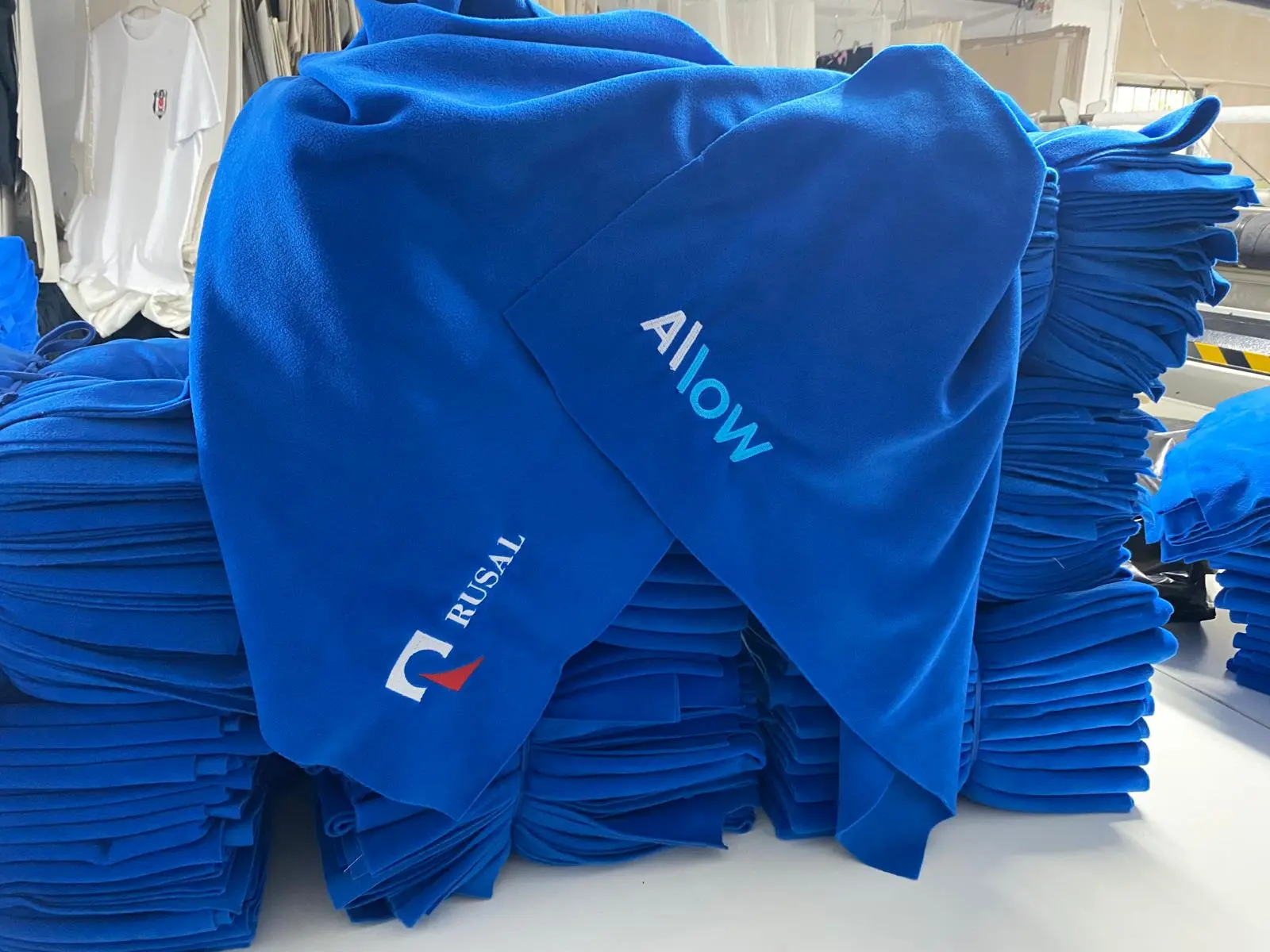 RUSAL için üretilen mavi logo nakışlı polar şallar